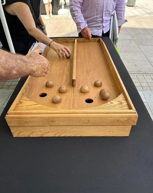 Jeux d'adresse en bois géants disposés sur des tables